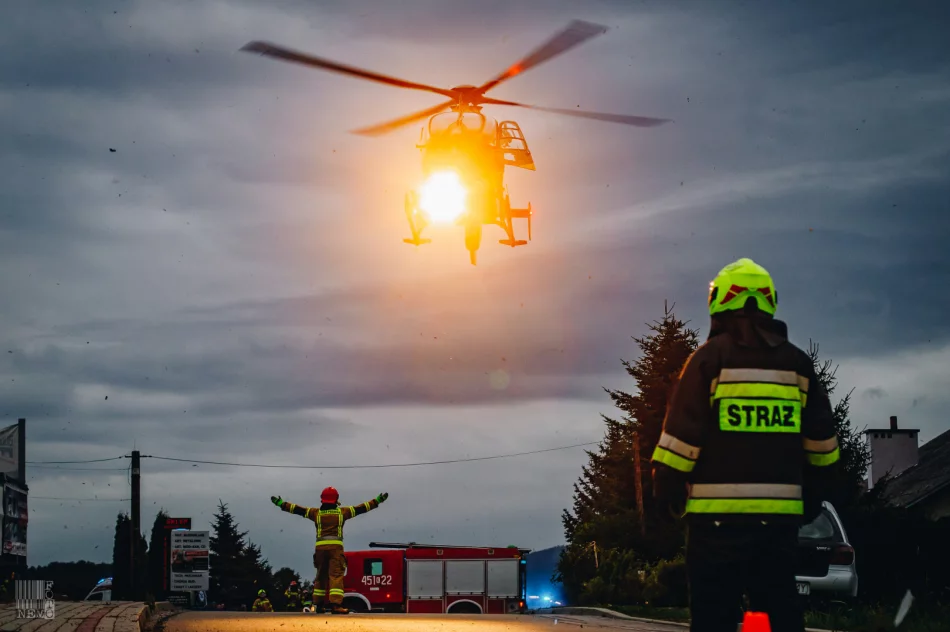 Nagranie momentu wypadku - motocyklista z impetem uderzył w samochód - zdjęcie 10
