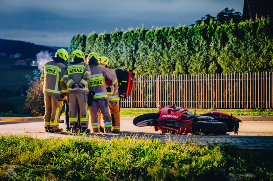 Nagranie momentu wypadku - motocyklista z impetem uderzył w samochód - zdjęcie 15