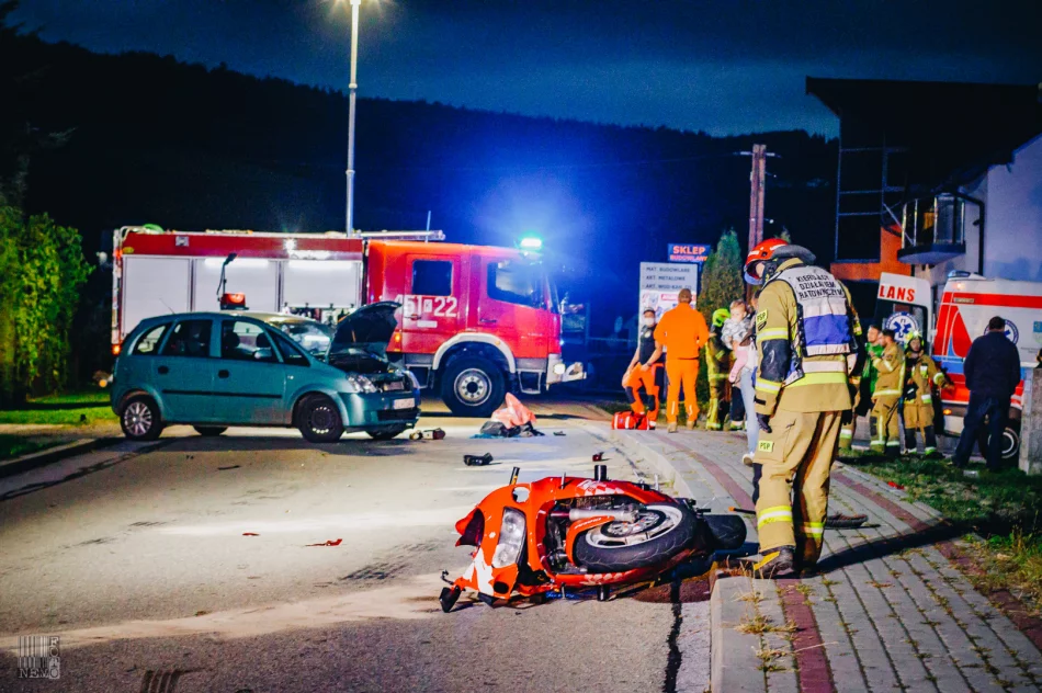 Nagranie momentu wypadku - motocyklista z impetem uderzył w samochód - zdjęcie 16