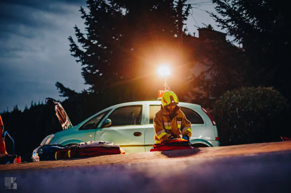 Nagranie momentu wypadku - motocyklista z impetem uderzył w samochód - zdjęcie 17