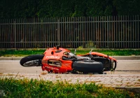 Nagranie momentu wypadku - motocyklista z impetem uderzył w samochód - zdjęcie główne