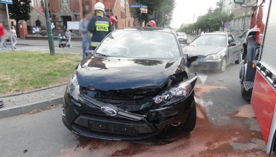 Nowy Sącz, Aleje Batorego - zderzenie dwóch samochodów osobowych - zdjęcie 1