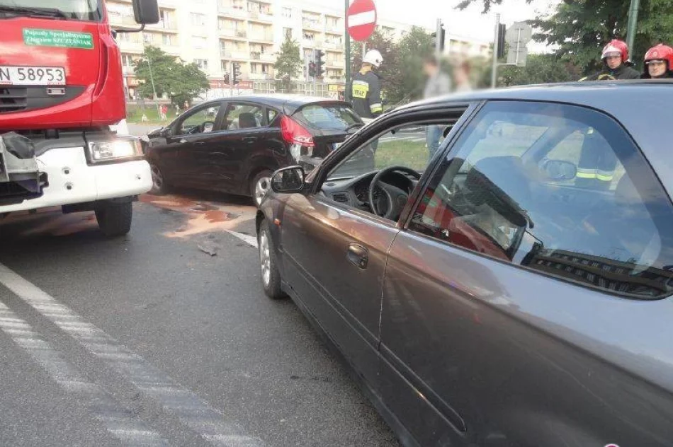Nowy Sącz, Aleje Batorego - zderzenie dwóch samochodów osobowych - zdjęcie 2