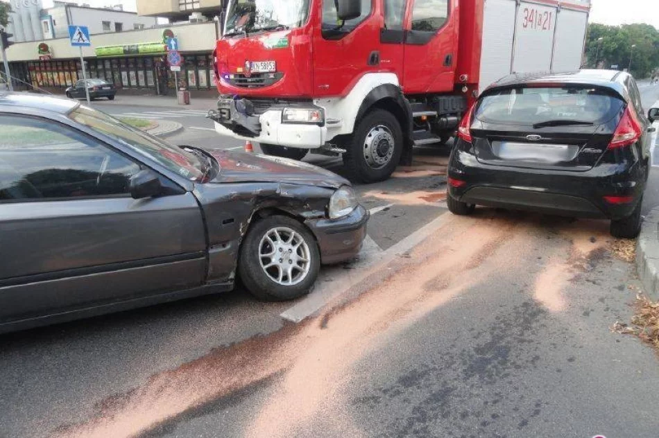 Nowy Sącz, Aleje Batorego - zderzenie dwóch samochodów osobowych - zdjęcie 3