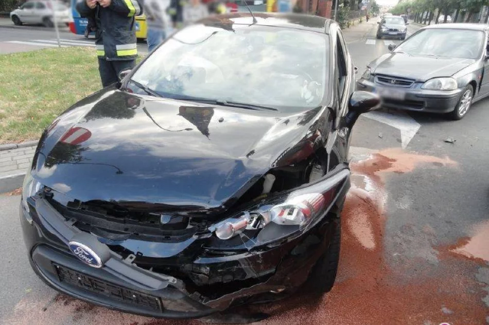 Nowy Sącz, Aleje Batorego - zderzenie dwóch samochodów osobowych - zdjęcie 4