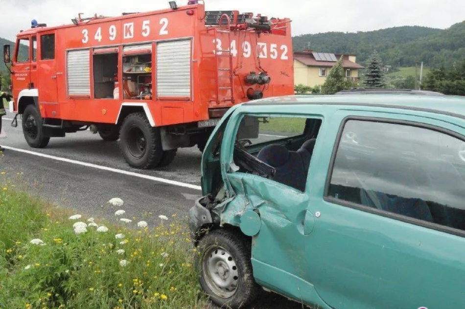 Łososina Dolna - ciężarówka zderzyła się z osobowym autem - zdjęcie 4