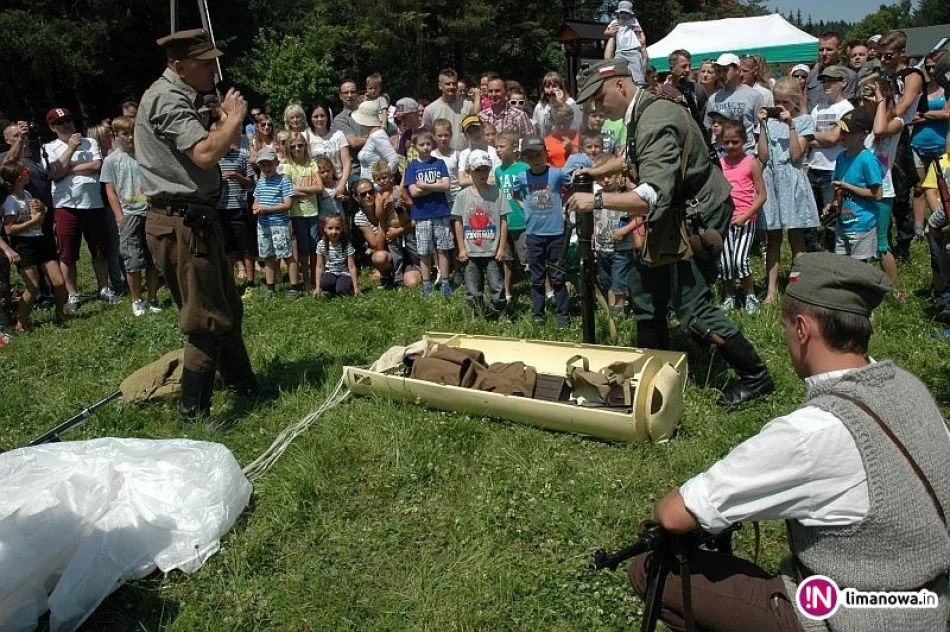 Historyczne samoloty rekonstruowały alianckie zrzuty w 71. rocznicę - zdjęcie 3
