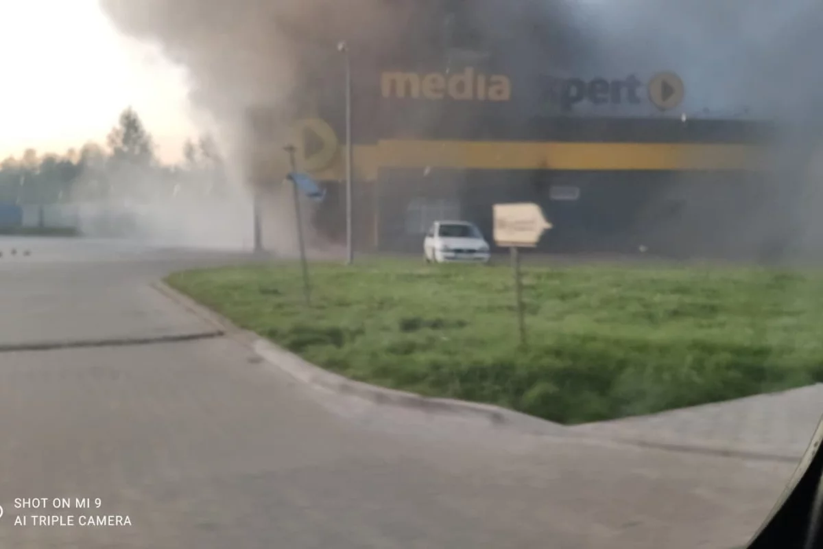 103 strażaków gasiło sklep Media Expert. Przyczyna pożaru nieustalona