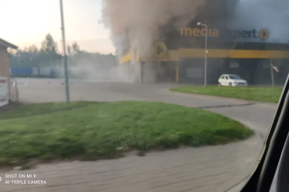 103 strażaków gasiło sklep Media Expert. Przyczyna pożaru nieustalona - zdjęcie 3