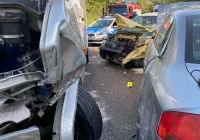 Zderzenie trzech pojazdów, w tym busa - zdjęcie główne