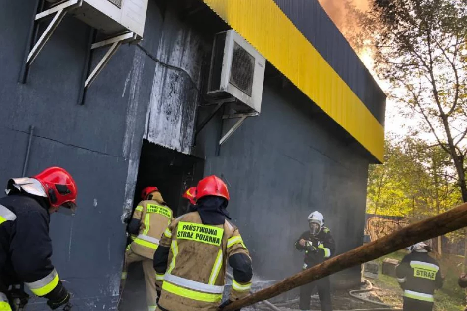 Ponad 100 strażaków walczyło z pożarem marketu Media Expert - zdjęcie 2