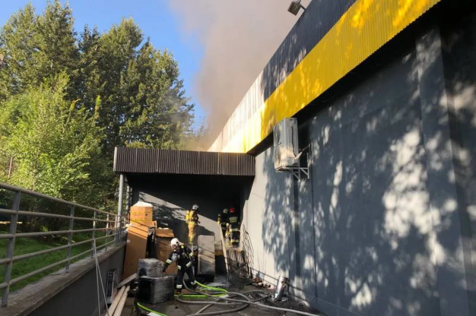 Ponad 100 strażaków walczyło z pożarem marketu Media Expert - zdjęcie 3