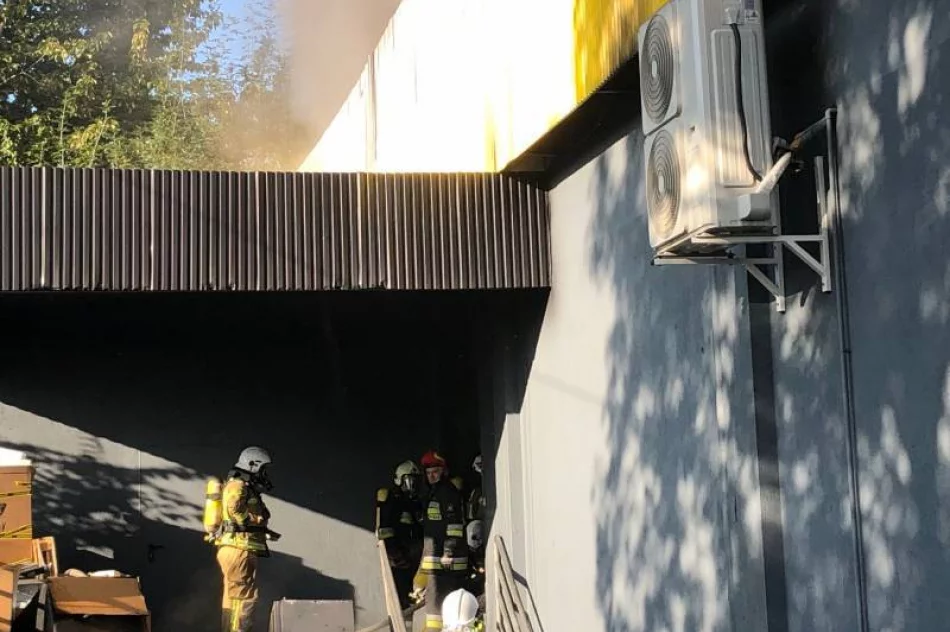 Ponad 100 strażaków walczyło z pożarem marketu Media Expert - zdjęcie 4