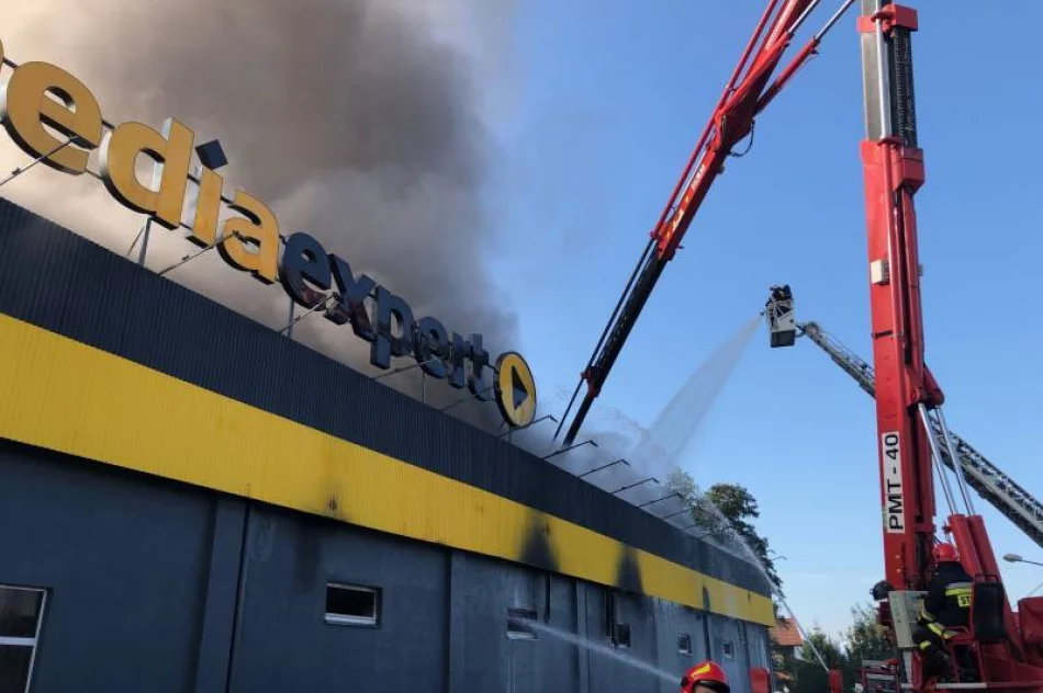 Ponad 100 strażaków walczyło z pożarem marketu Media Expert - zdjęcie 5