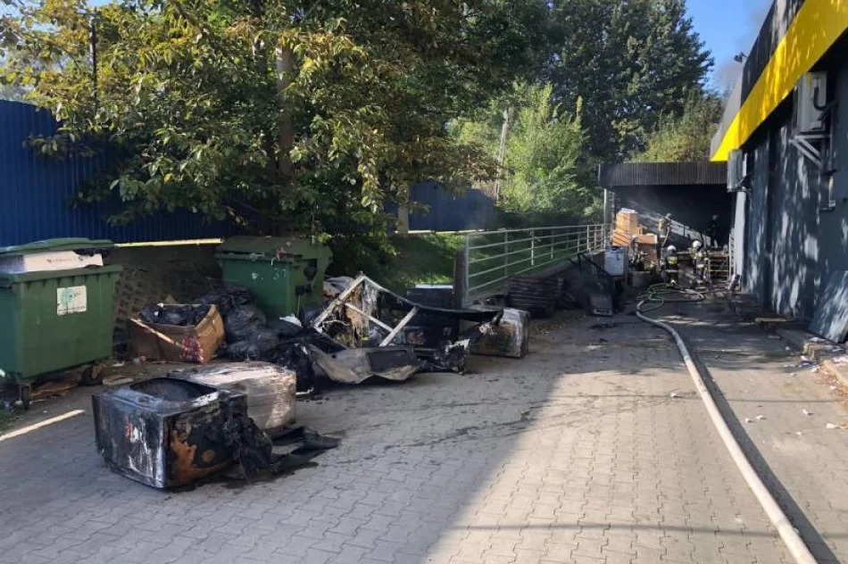 Ponad 100 strażaków walczyło z pożarem marketu Media Expert - zdjęcie 6