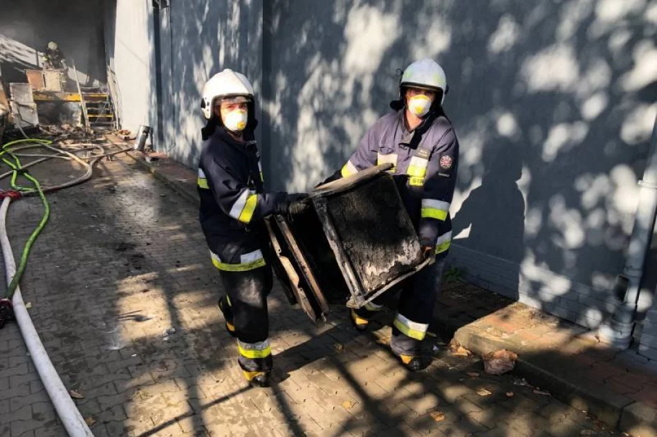 Ponad 100 strażaków walczyło z pożarem marketu Media Expert - zdjęcie 7