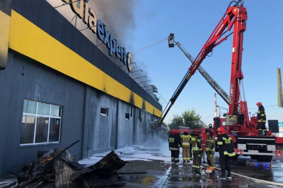 Ponad 100 strażaków walczyło z pożarem marketu Media Expert - zdjęcie 8