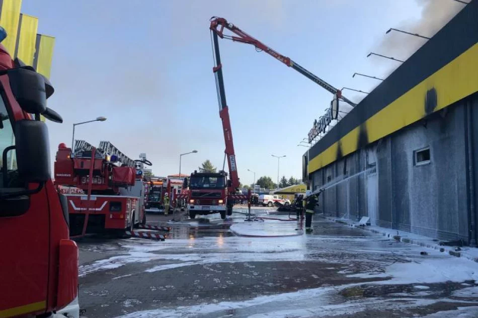 Ponad 100 strażaków walczyło z pożarem marketu Media Expert - zdjęcie 9