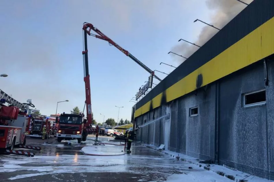 Ponad 100 strażaków walczyło z pożarem marketu Media Expert - zdjęcie 10