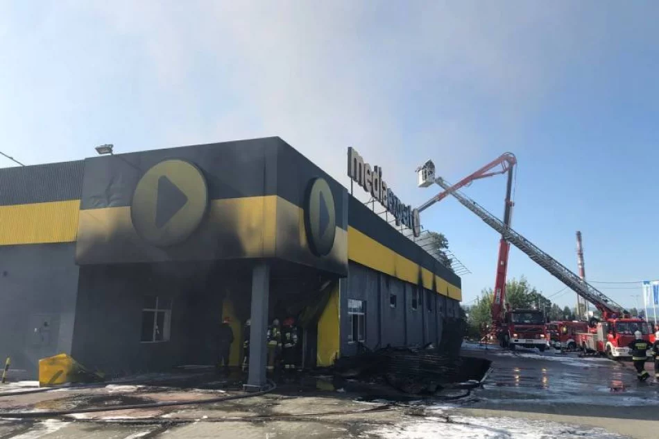 Ponad 100 strażaków walczyło z pożarem marketu Media Expert - zdjęcie 11