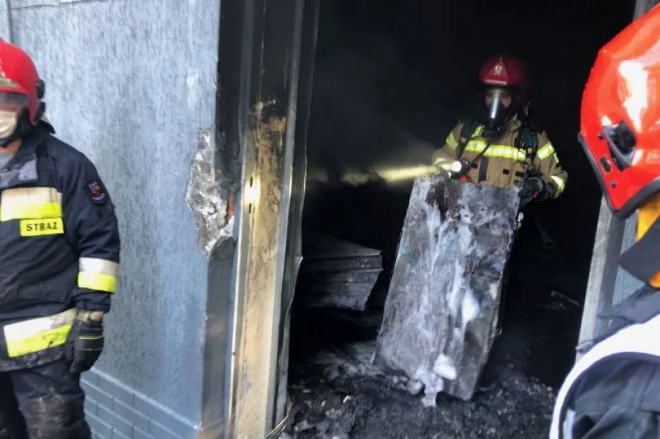 Ponad 100 strażaków walczyło z pożarem marketu Media Expert - zdjęcie 13