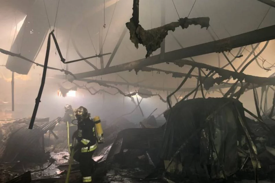 Ponad 100 strażaków walczyło z pożarem marketu Media Expert - zdjęcie 14