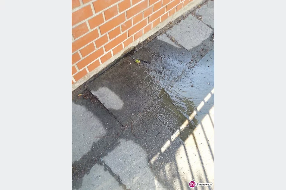 Woda wypływa na chodnik, usterka zostanie usunięta jutro - zdjęcie 2