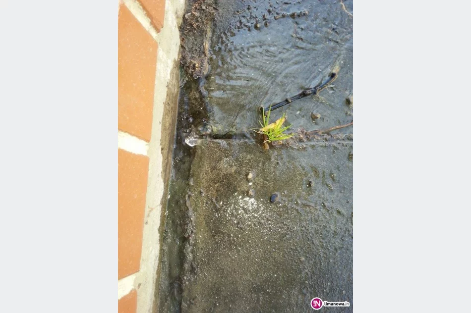 Woda wypływa na chodnik, usterka zostanie usunięta jutro - zdjęcie 3