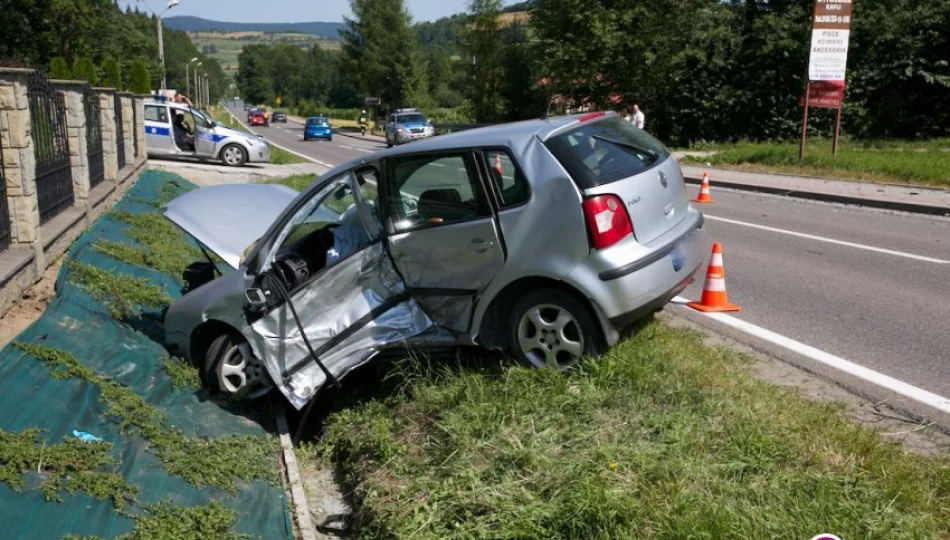 Zderzenie samochodów, jeden pojazd dachował - zdjęcie 1