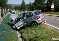 Zderzenie samochodów, jeden pojazd dachował - zdjęcie główne