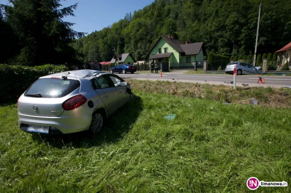 Zderzenie samochodów, jeden pojazd dachował - zdjęcie 2