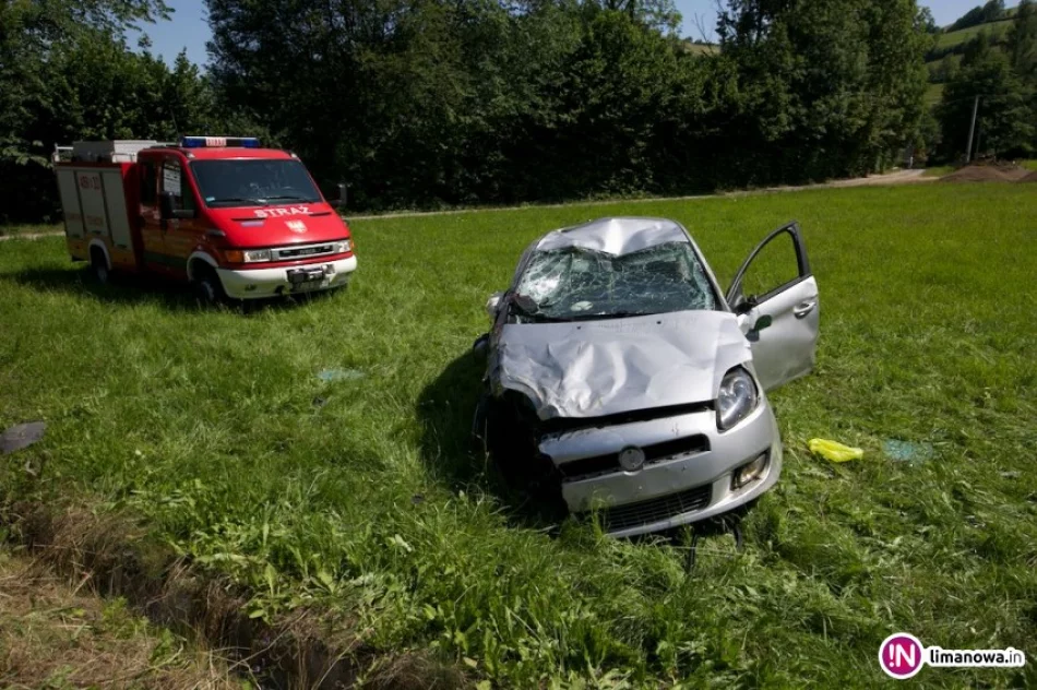 Zderzenie samochodów, jeden pojazd dachował - zdjęcie 4