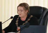 Delegacje przewodniczącej za uroczystości w powiecie - radni chcą kontroli. Dyskusja z oskarżeniami na sesji - zdjęcie główne