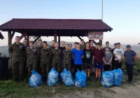 Młodzież z klas mundurowych wzięła udział w akcji sprzątania - zdjęcie główne