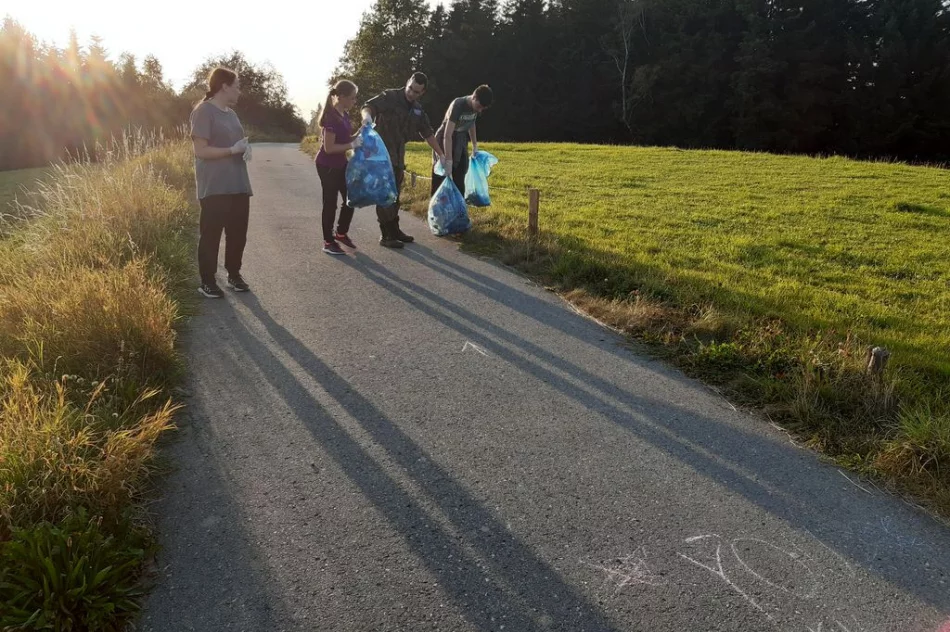 Młodzież z klas mundurowych wzięła udział w akcji sprzątania - zdjęcie 3