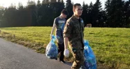 Młodzież z klas mundurowych wzięła udział w akcji sprzątania - zdjęcie 4