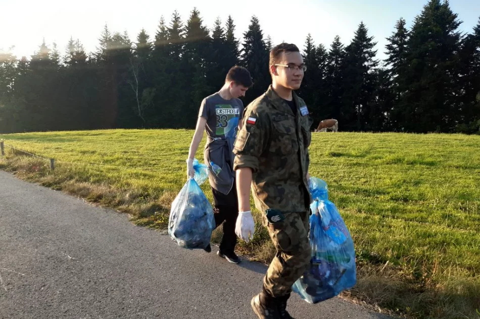 Młodzież z klas mundurowych wzięła udział w akcji sprzątania - zdjęcie 4