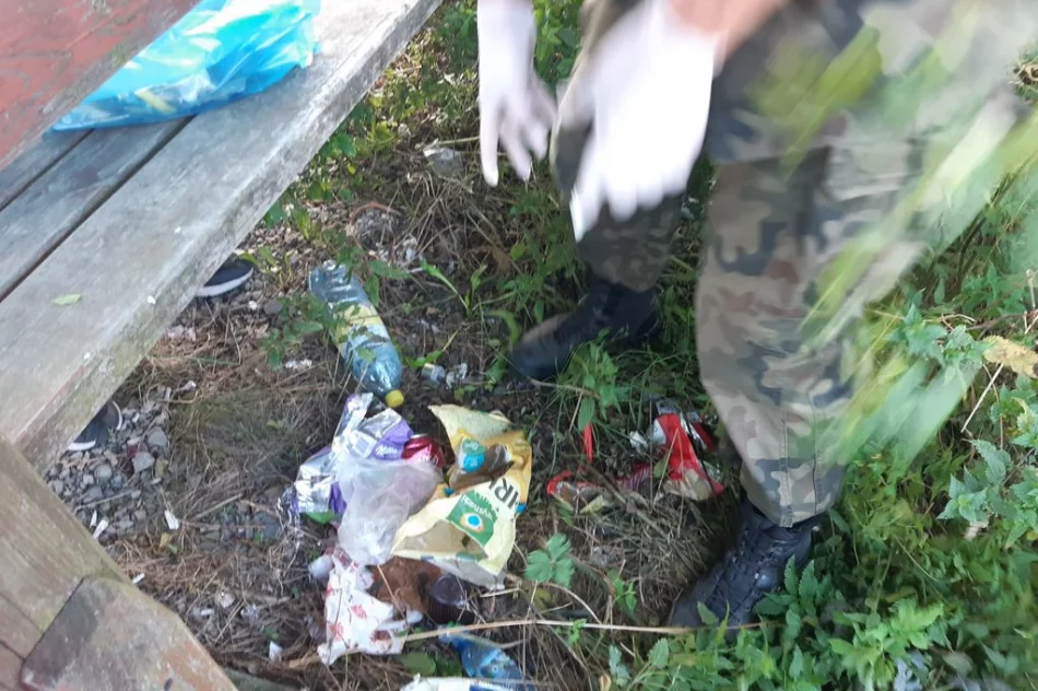 Młodzież z klas mundurowych wzięła udział w akcji sprzątania - zdjęcie 5