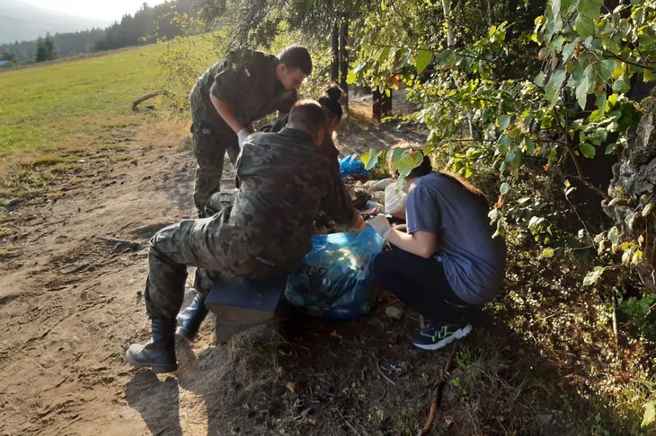 Młodzież z klas mundurowych wzięła udział w akcji sprzątania - zdjęcie 8