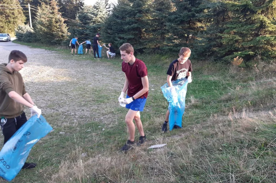 Młodzież z klas mundurowych wzięła udział w akcji sprzątania - zdjęcie 9