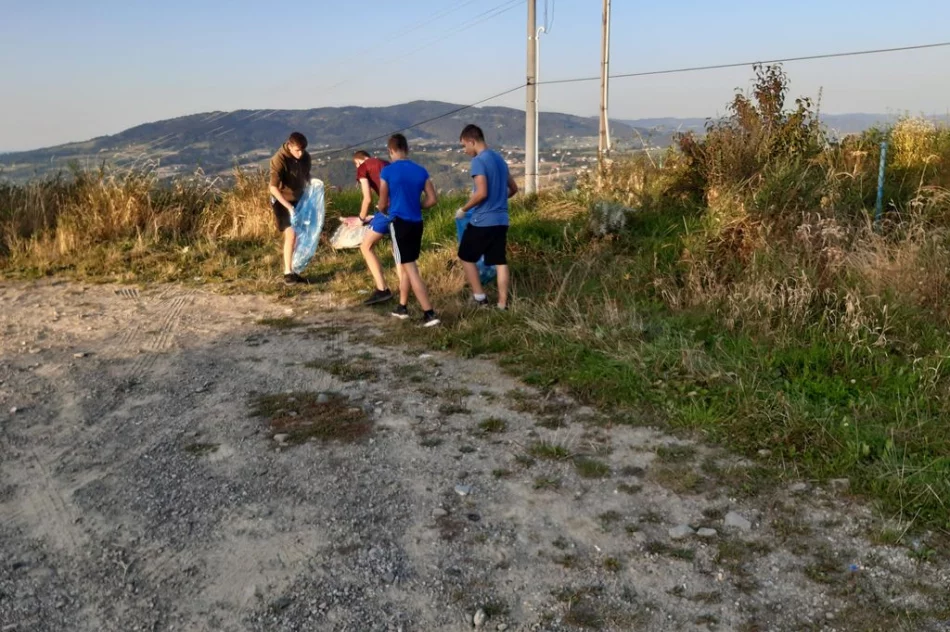 Młodzież z klas mundurowych wzięła udział w akcji sprzątania - zdjęcie 11