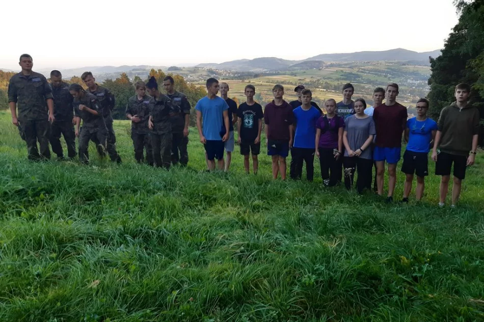 Młodzież z klas mundurowych wzięła udział w akcji sprzątania - zdjęcie 12