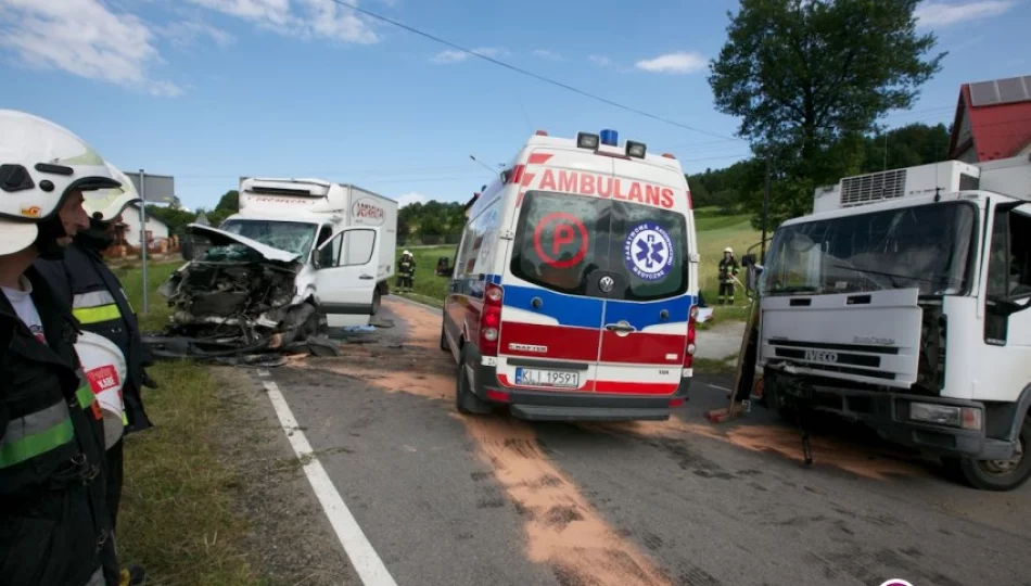 Czołowe zderzenie dwóch ciężarówek - zdjęcie 1