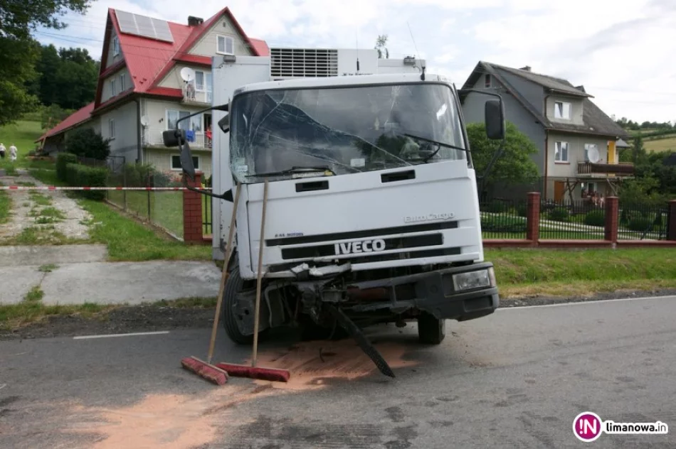 Czołowe zderzenie dwóch ciężarówek - zdjęcie 3