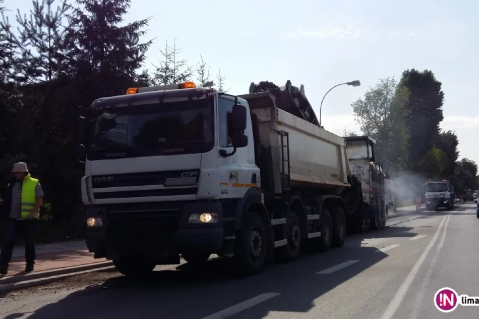 Drogowcy frezują starą nawierzchnię - tworzą się korki - zdjęcie 2