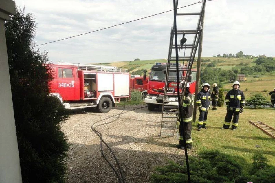 Zwarcie instalacji elektrycznej - palił się dom w Koniuszowej - zdjęcie 3