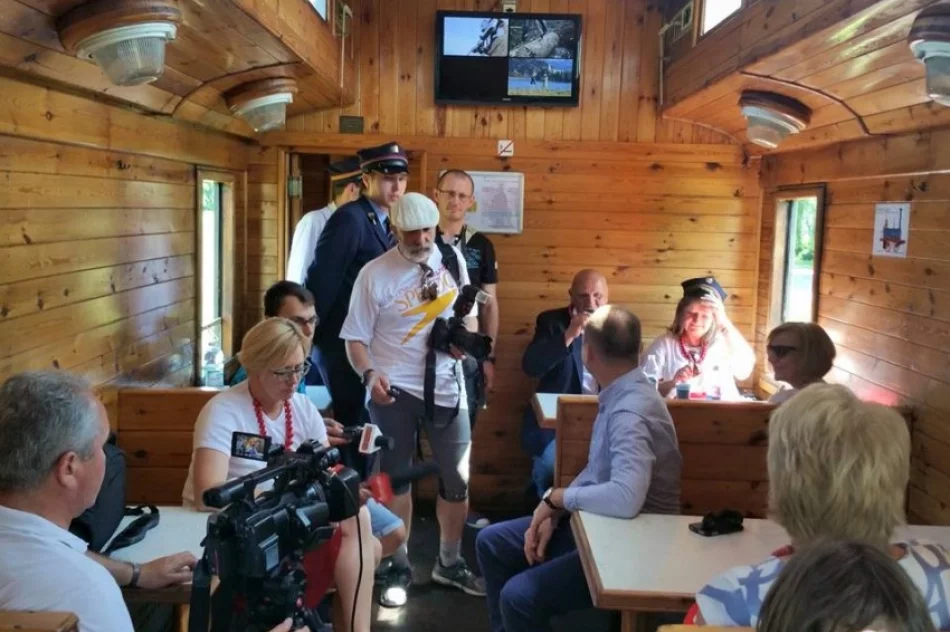 Marszałek Sowa w pociągu retro do Kasiny Wielkiej - zdjęcie 2
