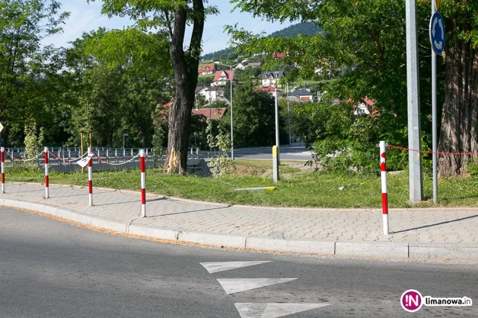 Driftował na rondzie - wypadł z jezdni i uderzył w drzewo - zdjęcie 3