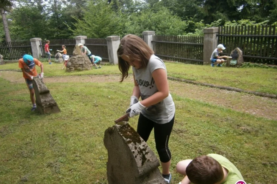 Uczniowie zadbali o cmentarz wojenny - zdjęcie 2