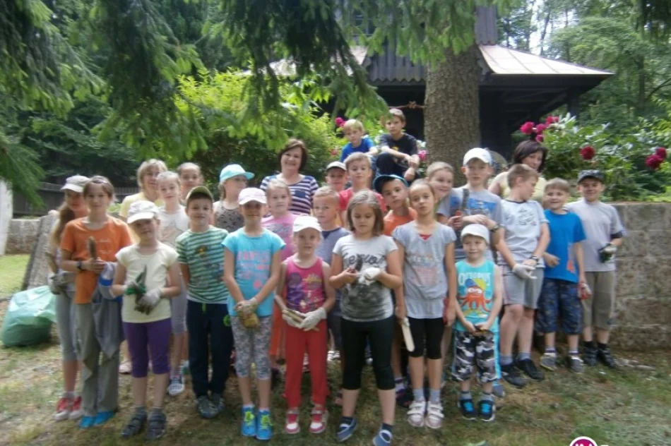 Uczniowie zadbali o cmentarz wojenny - zdjęcie 4